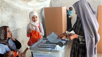   Comisión Electoral afgana comenzó a recibir resultados entre denuncias de fraude 