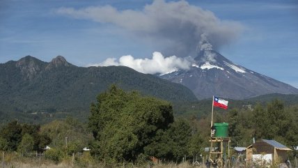Volcán Villarrica emite fumarola de grandes proporciones