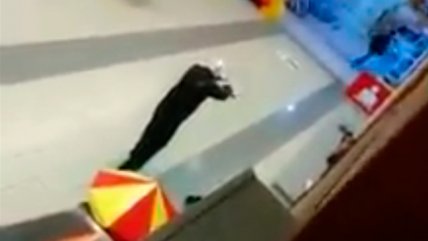 Sujetos protagonizaron violento asalto en supermercado de Pucón