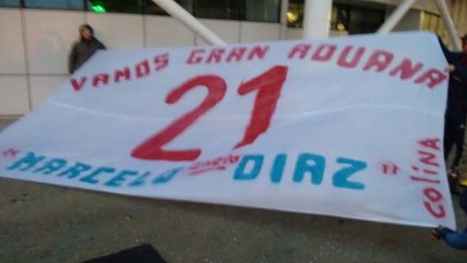   Hinchas llegaron a Aeropuerto de Santiago con lienzo en apoyo a Marcelo Díaz 