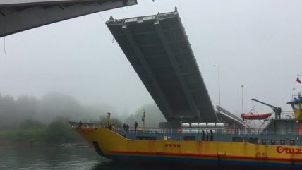   Puente Cau Cau elevó sus brazos para permitir el paso del ferri 