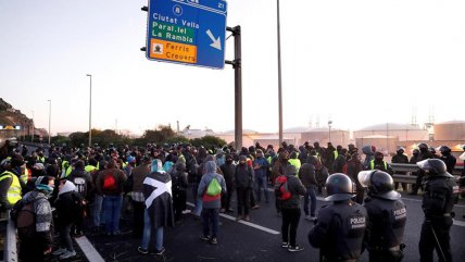 Independentistas cortan más de una decena de carreteras en Cataluña