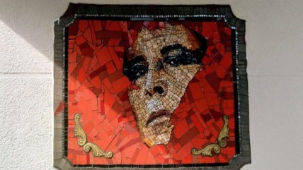   Destruyen a martillazos mosaico en homenaje a Pedro Lemebel en Santiago Centro 