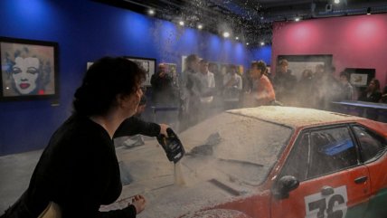  Ahora le tocó a Warhol: Activistas cubrieron una de sus obra con 8 kilos de harina  