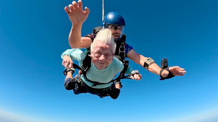   Mujer de 104 se convirtió en la más longeva que salta en paracaídas 