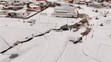   Nieve tiñe de blanco la grieta de Grindavík en Islandia 