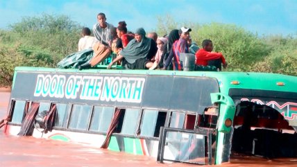   Repentina inundación dejó a pasajeros sobre el techo de un bus en Kenia 