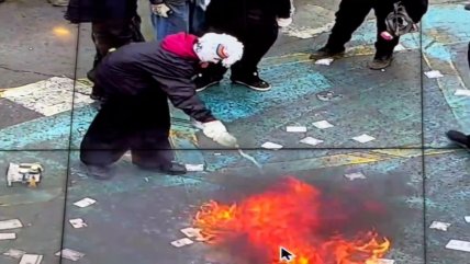   Encapuchados prenden barricadas en el centro de Santiago 