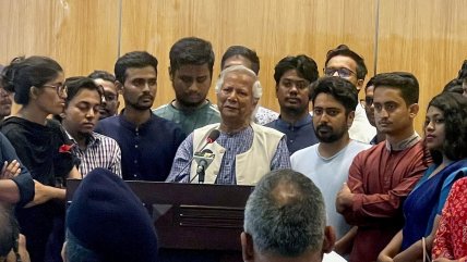  Junto a manifestantes, Muhammad Yunus juró como líder del gobierno de Bangladesh  