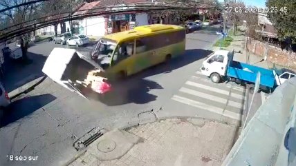   Pasajero de bus salió eyectado en violento choque con furgón en Chillán 