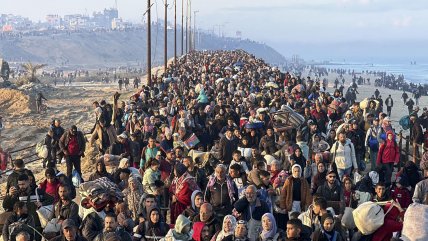   Miles de palestinos cruzan al norte de Gaza para encontrar un enclave arrasado 