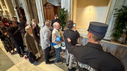   Decenas de miles de personas han visitado la tumba de Francisco 