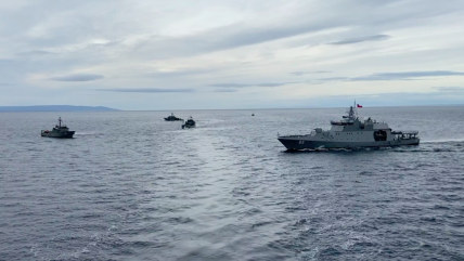   Armada desplegó rompehielos y barcaza en el Estrecho de Magallanes 