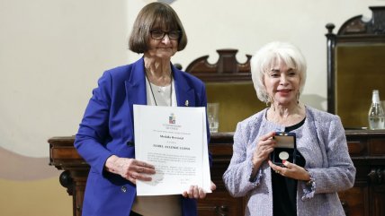  Universidad de Chile otorgó la Medalla Rectoral a la escritora Isabel Allende 