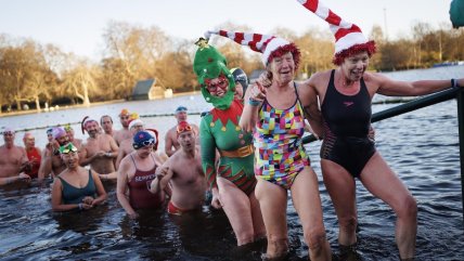   Londres: Nadadores participan en una carrera de Navidad por la Copa Peter Pan 