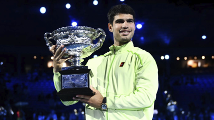   Carlos Alcaraz festejó su primer título en el Abierto de Australia ante Novak Djokovic 