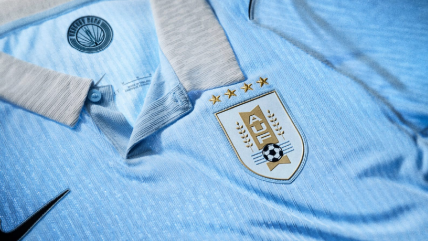   La selección uruguaya lanzó sus nuevas camisetas para el Mundial 2026 