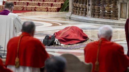   León XIV reza tendido en el suelo de la basílica vaticana por la Pasión de Cristo 