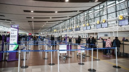   Detienen en aeropuerto de Santiago a mujeres que viajaban a España con pasajes fraudulentos 